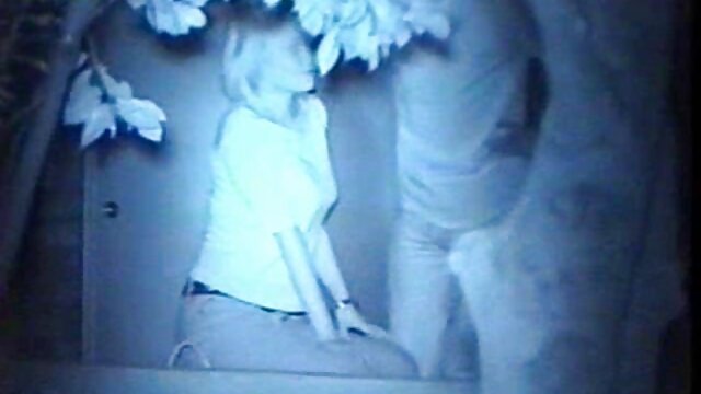Blonde film porno vintage allemand ligotée et bouche pliée taquine avec un vibrateur