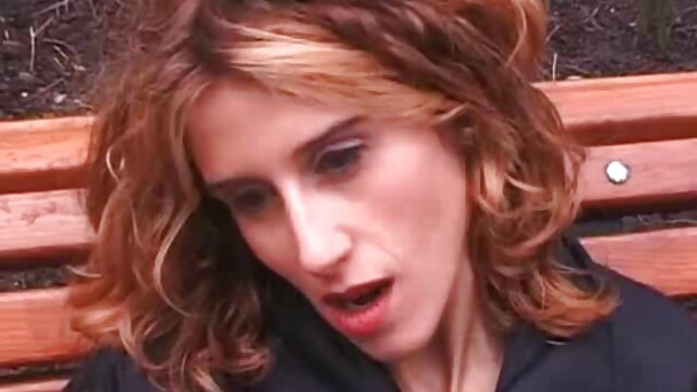 Kayla Danger joue au pied un film porno espagnol et à la chatte au bar