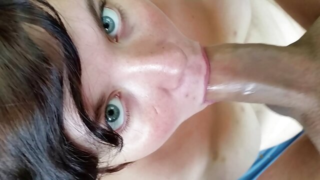 Une milf déprimée suce porn french vintage ses mamelons gonflés avant de se masturber